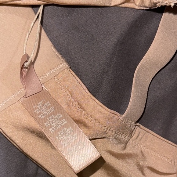 SKIMS WIRELESS BRA - Picture 3 of 10